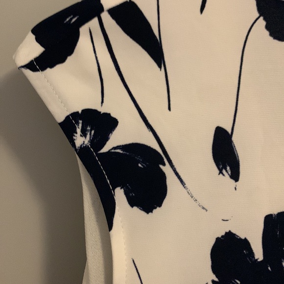 Kasper Black and White Floral Blouse Size Small EUC - Picture 5 of 5